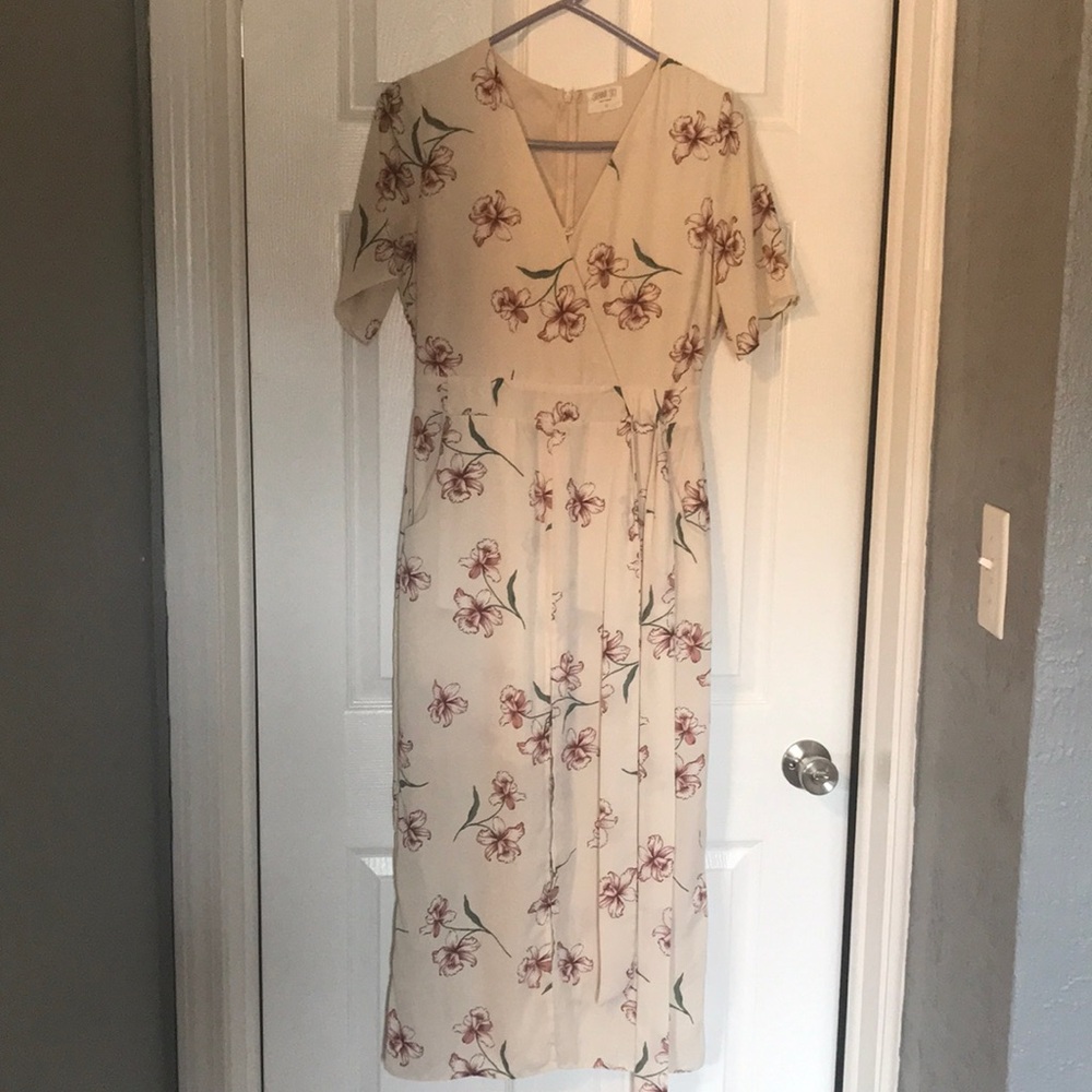 Cream floral short sleeve dress - M - Sienna Sky